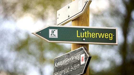 Schild zum Lutherweg. (Foto: epd-Bild/Sascha Willms)