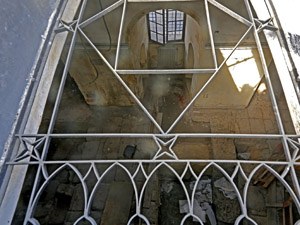Ein Fenster im Boden gibt den Blick auf die frühere Kirche frei. (Foto:epd-Bild/Romano Siciliani)