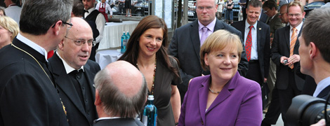 Lächeln für die Medien: Nikolaus Schneider, Katrin Göring-Eckardt, Angela Merkel, Bernhard Felmberg und Volker Faigle. 