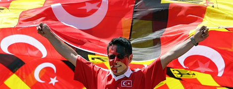 Deutsch-türkische Fahnenfreundschaft vor EM-Fußballspiel