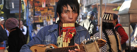 Musiker auf dem Markt mit Pan-Flte und Charango, Mandoline, El Alto, La Paz, Bolivien
