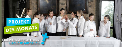 Mädchen stellen im Rittersall Godesburg die Jünger Jesu beim letzten Abendmahl dar