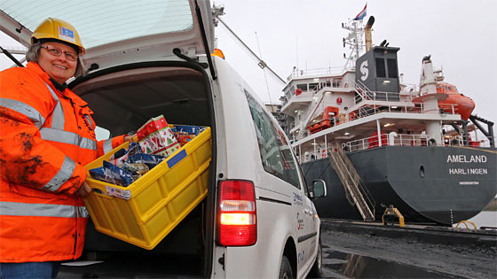 Seemannspastorin verteilt in Bremen Weihnachtspckchen fr Seeleute