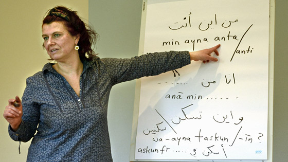 Lehrerin Claudia Ott beim Arabischunterricht