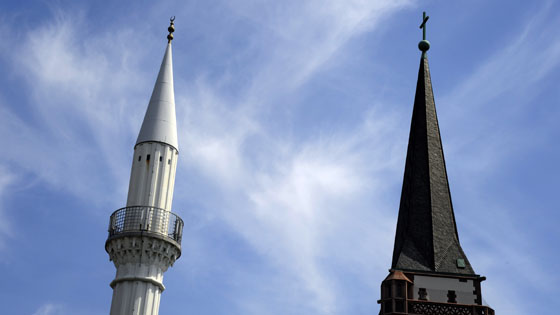Minarett der Sultan-Selim-Moschee und der Kirchturm der katholischen Liebfrauenkirche in Mannheim