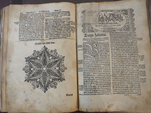 Originalausgaben der Bibel sind im Museum zu sehen (epd-Bild/Kirchgener)