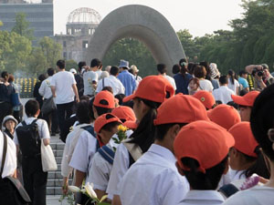Menschen strmen zur Feier am Atombomben-Mahnmal (ELKB/Minkus)  