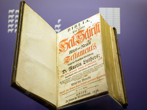 Bibelausgabe von 1736. (Foto: epd-Bild/Sascha Willms)