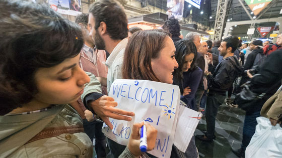 Willkommen für Flüchtlinge am Frankfurter Hauptbahnhof