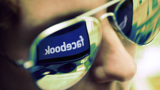 Facebook-Schriftzug spiegelt sich in Sonnenbrille