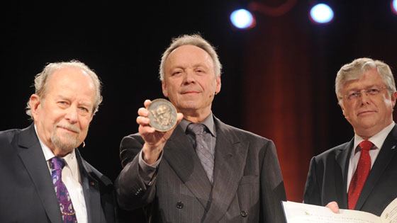 Hanspeter Heinz mit der Buber-Rosenzweig-Medaille, berreicht von Landesrabbiner Henry Brandt (l.) und dem evangelischen Pfarrer Friedhelm Pieper