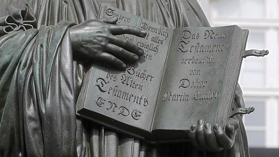 Bibel in den Händen des Reformators am Luther-Denkmal Wittenberg 