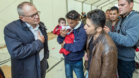 Ulrich Lilie im Gespräch mit Flüchtlingen