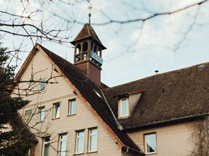Das CVJM-Haus Solling in Dassel mit "Jesus"-Schriftzug auf dem Dach. (Foto: Christian Protte)