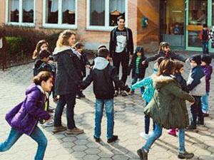 Spielen und dabei Deutsch lernen: Flüchtlingskinder vor dem CVJM-Haus. (Foto: Christian Protte)