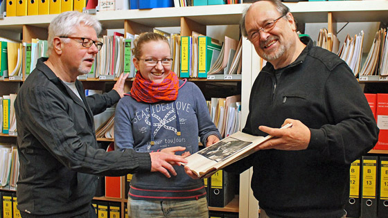  Manfred Bender (re.) mit Bernd Bendel (links), Schriftfhrer des Vereins, und der Freiwilligen Annika Baumgart.