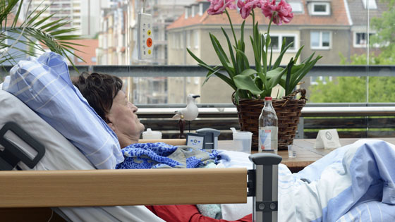 Patientin der Palliativstation des Diakoniekrankenhauses Friederikenstift in Hannover