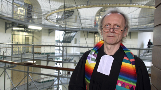 Der evangelische Gefaengnisseelsorger Thomas-Dietrich Lehmann (61) in der Justizvollzugsanstalt (JVA) Moabit in Berlin