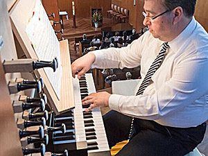 Organist Thorsten Mder greift in die Tasten. (Bild: Evangelisch-Lutherische Kirche in Peru)