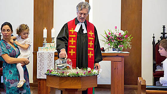 Pastor Rolf Rieck bei einer Taufe in der Luther-Gemeinde Rio de Janeiro