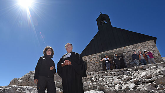  Pfarrer Christian Guenther (Gnther) und die Kantorin Camilla Kirner stehen am 23.08.2016 auf dem Zugspitzplatt bei Grainau (Bayern) vor der Kapelle Mariae (Mari) Heimsuchung