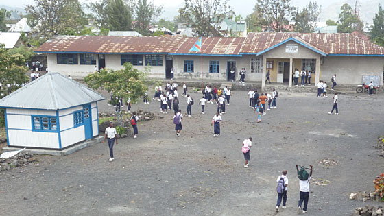 Schüler vor dem Institut Majengo im Kongo