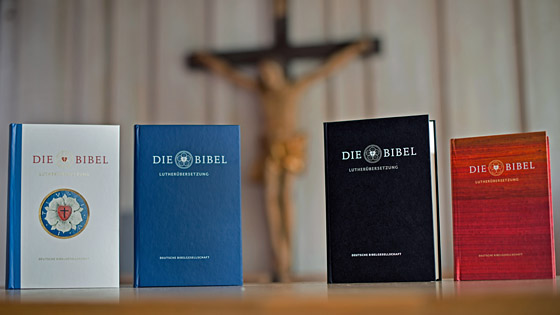 Unterschiedliche Ausgaben der neuen Lutherbibel