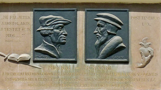 Eine Gedenktafel in Debrecen erinnert an die Reformatoren Huldrych Zwingli und Johannes Calvin. (Foto: s.unten)