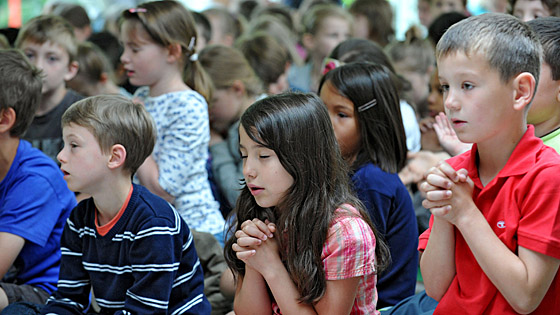 Gemeinsames Gebet in der Waldschule Eichelkamp in Wolfsburg 