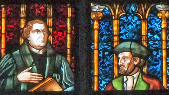 Martin Luther und Philip Melanchthon im Lutherfenster der Thomaskirche in Leipzig