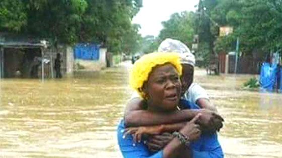 Eine Frau und ein Mann in den Wassermassen auf Haiti. (Foto: Lutherischer Weltbund Haiti)