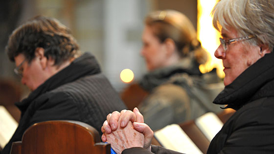 Frauen beten im Gottesdienst. (Foto: epd-Bild/Jens Schulze)