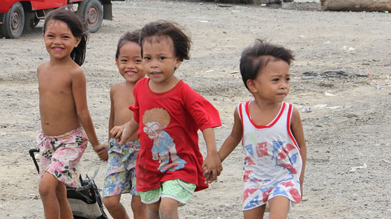 Kinder im Slum auf den Philippinen 