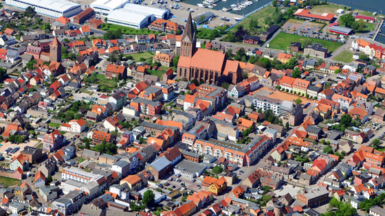 "Kirche mitten im Dorf" - Altstadt von Barth in Nordvorpommern
