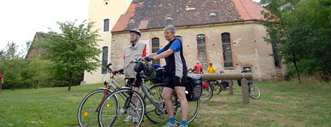 Radwegekirche mit zwei Radfahrern
