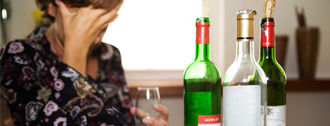 Alkoholikerin mit leeren Weinflaschen (gestelltes Foto). (Foto:  epd-bild / Cristina Fumi)