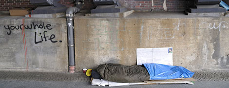 Obdachloser schläft auf der Straße