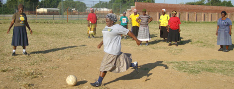 Training bei den kickenden "Vakhegula-Vakhegula" (Tsonga für Oma-Oma) in Südafrika (Foto: epd-bild / Saskia Wiha)