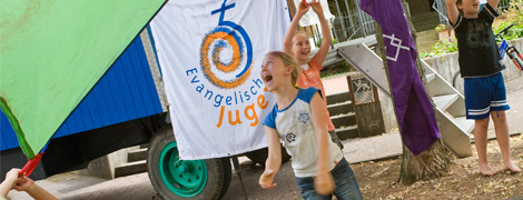 Foto: Kinder spielen am "Treffpunkt Bauwagen" in Volxheim (Rheinland-Pfalz). (Foto: epd-bild / Andrea Enderlein)