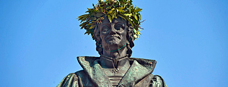 Foto vom Melanchthon-Denkmal auf dem Wittenberger Marktplatz zu seinem 450. Todestag mit einem Lorbeerkranz verziert. (Foto: epd-bild / Jens Schlter)