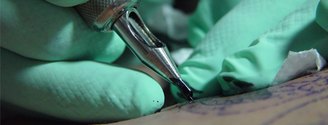 Foto zeigt das Stechen eines Tattoos. (Foto: sxc.hu / madtornado)
