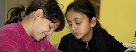 Zwei Roma-Kinder in einem Hort