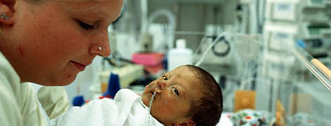 Krankenschwester mit Baby in der Kinderklinik