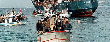 Foto von einem Boot mit kurdischen Flüchtlingen im Oktober 2003 vor der Küste von Sizilien.  (Foto: epd-Bild / Romano Siciliani)