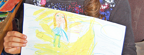 Naemi Wanner (7 Jahre) hat ein Bild gemalt, das zeigt, wie sie sich Gott vorstellt. (Foto: epd-bild / Judith Kubitscheck)