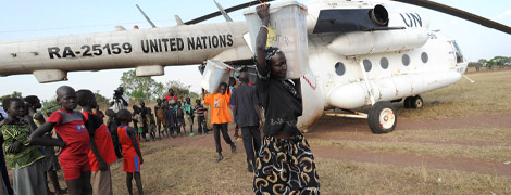 Wahlunterlagen werden im Sdsudan fr das Rferendum per Helikopter angeliefert (Foto: UN Photo/Tim McKulka)