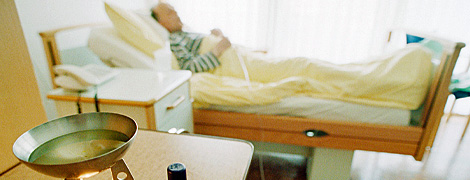 Duftlampe im Zimmer eines Patienten. (Foto: epd-bild / Falk Orth)