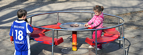 Kind auf einem Spielplatz im Jahr 2010 in Karlsruhe. (Foto: epd-bild / Gustavo Alabiso)