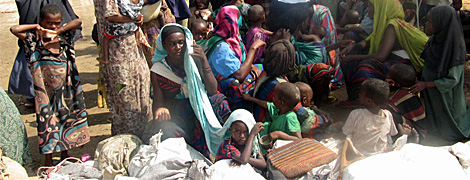 Erschpft kommen Flchtlinge in der somalischen Hauptstadt Mogadishu an. Nach dem erneuten Ausbleiben der Regenflle ist es am Horn von Afrika zu der grten Drre seit 60 Jahren gekommen. Foto: Diakonie-Katastrophenhilfe