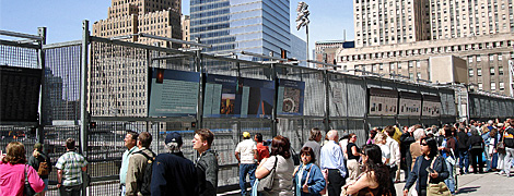 Touristen am 17.08.06 vor den Gedenktafeln für die Opfer der Anschläge vom 11.09.2001 an Ground Zero in New York. (Foto: epd-bild / Brabara Driesen)